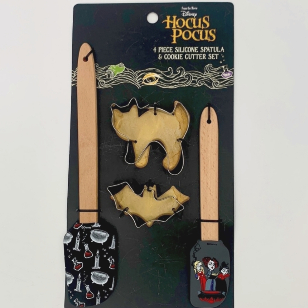 Disney Hocus pocus baking set 2 spatulas and 2 cookie cutters